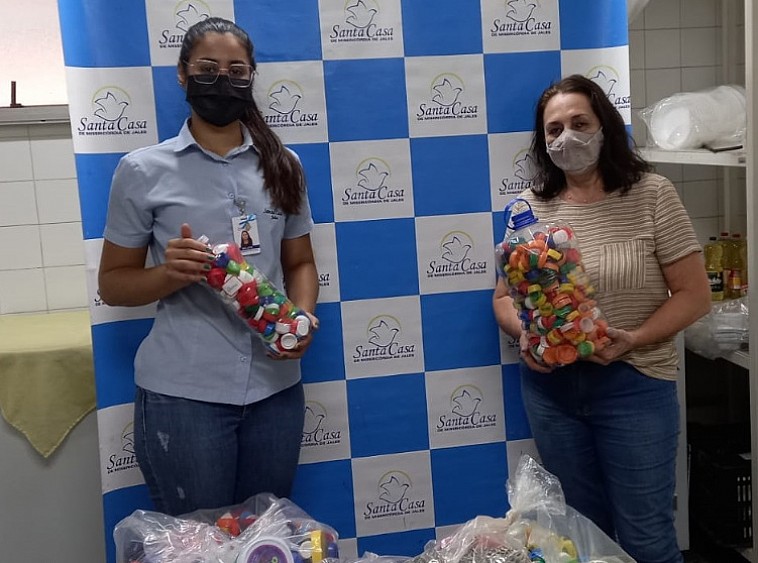 Alunos do curso de Pedagogia da Unijales doam milhares de tampinhas para a Santa Casa de Jales