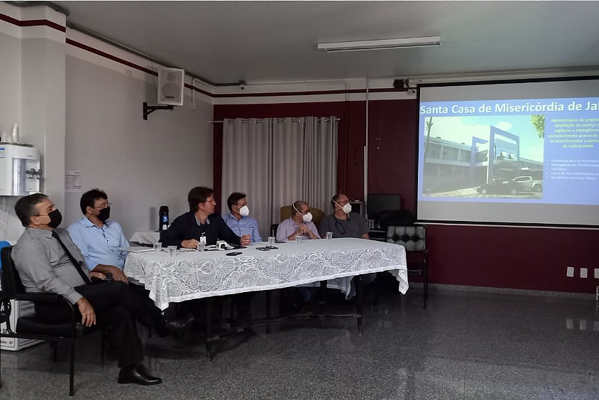 Santa Casa de Jales realiza coletiva de imprensa para sanar dúvidas sobre atendimento a pacientes com síndromes respiratórias e apresentação do projet