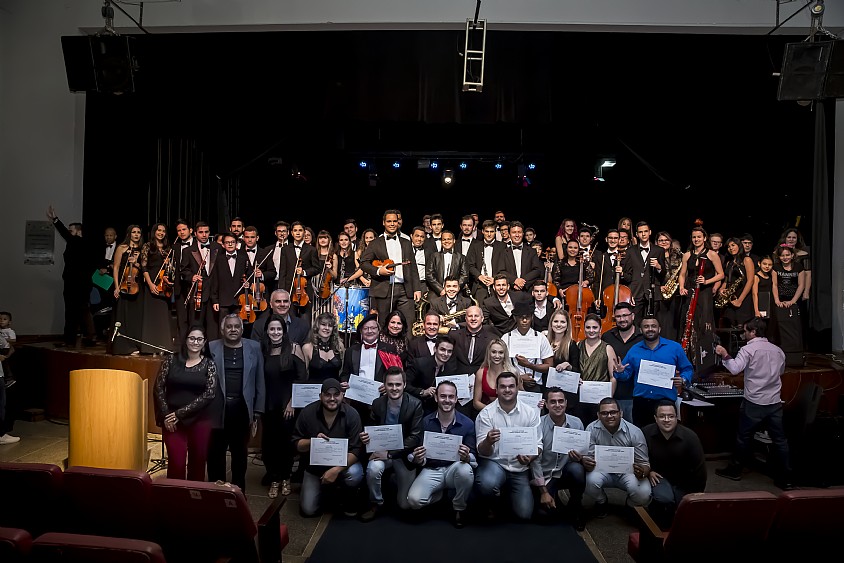 Público aplaude de pé 6º Concerto: Solidariedade, Saúde e Música