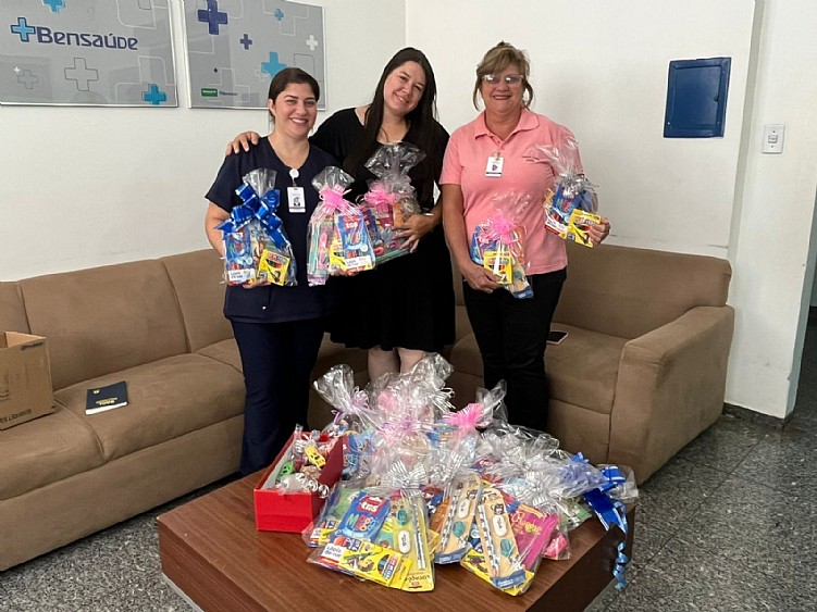 Passatempo: Clientes da Pediatria da Santa Casa de Jales recebem doação de kits com livrinhos e lápis de cor para colorir