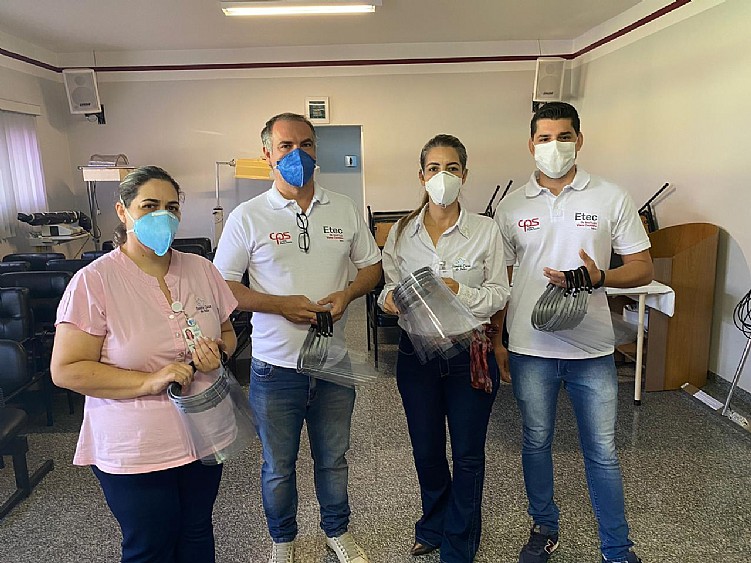 Etec de Jales doa máscaras faciais Shield para Santa Casa de Jales