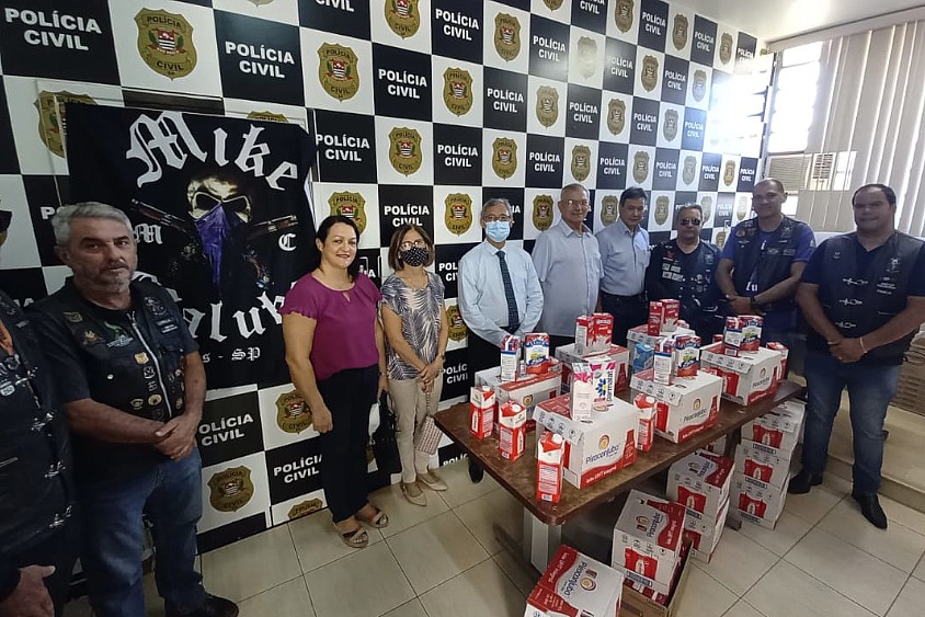 Policiais Aposentados e Moto clube Mike Maluko realizam doação de leite para Santa Casa de Jales