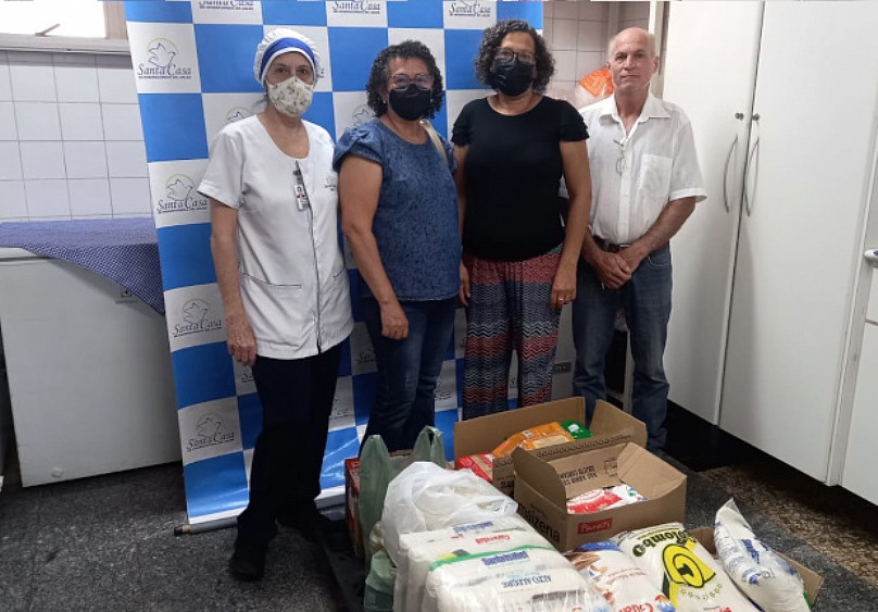 Quase Paróquia SantAna doa alimentos arrecadados na Novena de Natal para Santa Casa de Jales