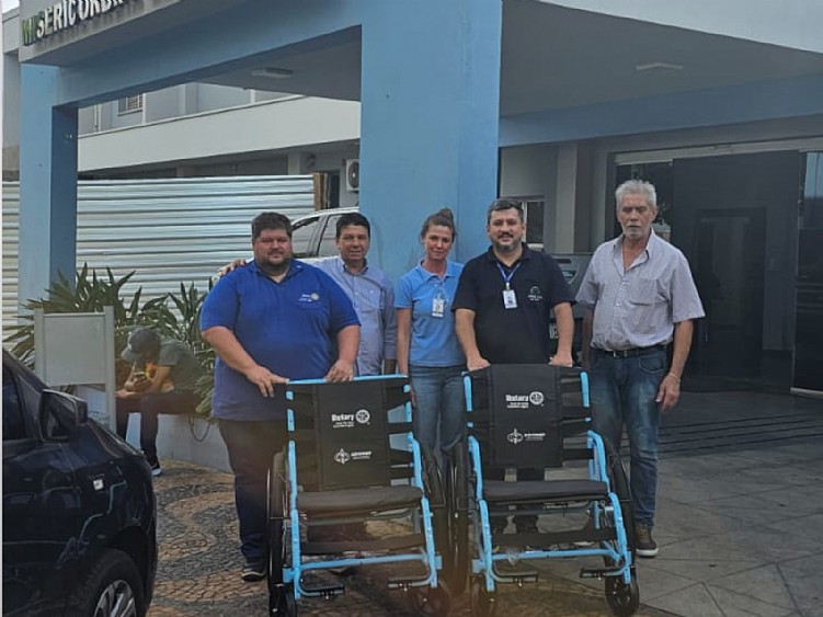 Rotary Club Grandes Lagos realiza doação de cadeiras de rodas para Santa Casa de Jales