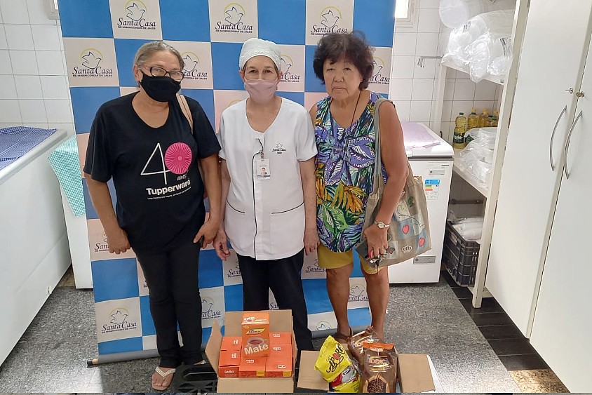 Amigas realizam doação de alimentos para a Santa Casa de Jales