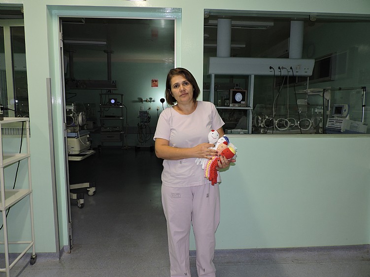 Funcionária da Santa Casa de Jales faz lençóis e fronhas para doar a Uti Neonatal