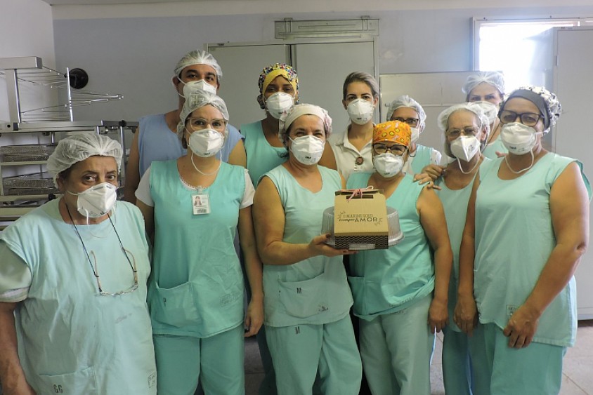 Colaboradores da Santa Casa de Misericórdia de Jales recebem bolos do projeto “Compartilhando Fatias