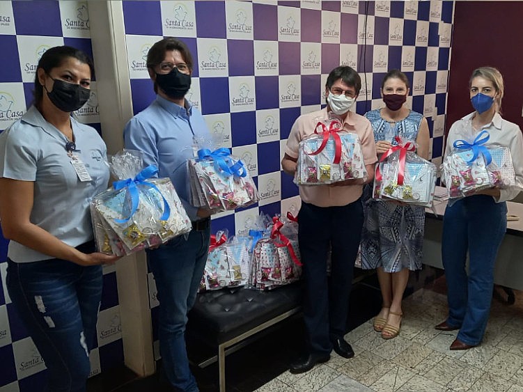 Reconhecimento: Congressistas do Reino Testemunhas de Jeová de Santa Albertina realizam a confecção de cartas aos colaboradores da Santa Casa de Jales
