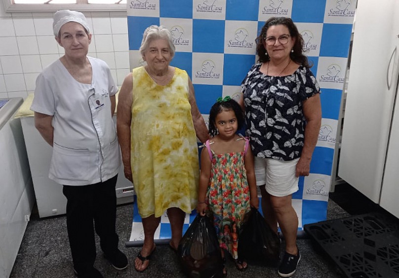 Criança de 4 anos realiza a doação de tampinhas para o Projeto “Santa Tampinha da Santa Casa de Jales