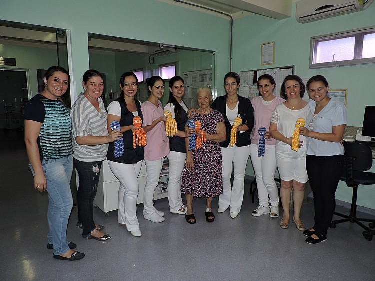 UTI Neonatal da Santa Casa de Jales recebeu doações de polvos de crochê acompanhados de lição de vida e otimismo