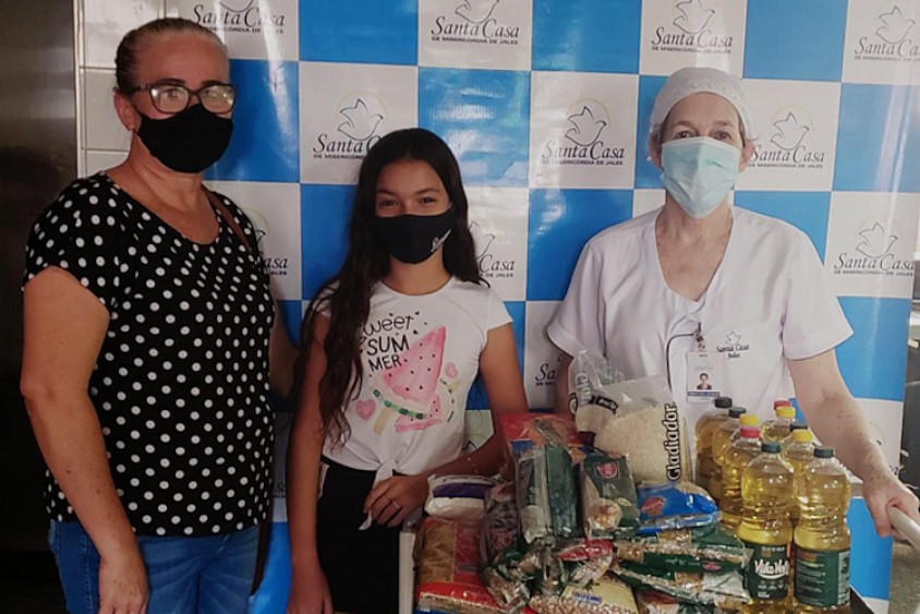 Moradora de Dirce Reis de 9 anos faz campanha para arrecadar alimentos para a Santa Casa de Misericórdia de Jales.