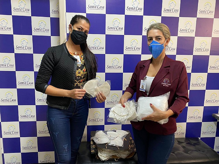 Grupo de amigas se reúne para confeccionar máscaras de tecidos e aventais para profissionais que estão na linha de frente