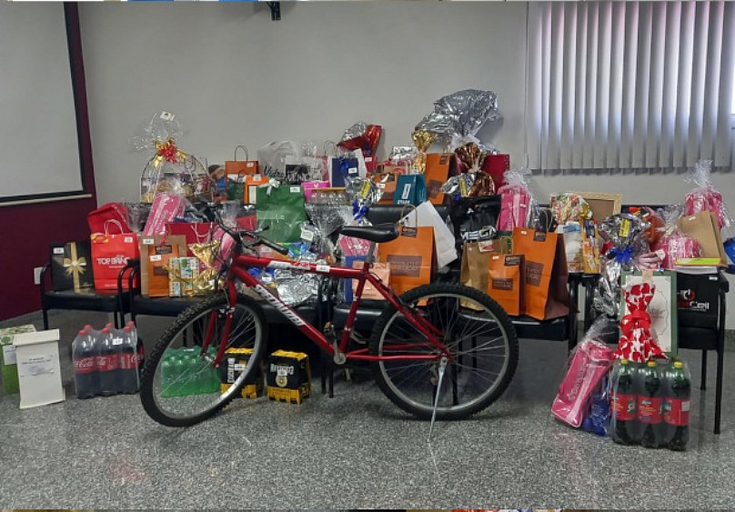 Colaboradores da Santa Casa de Jales recebem brindes da ação “Natal Especial