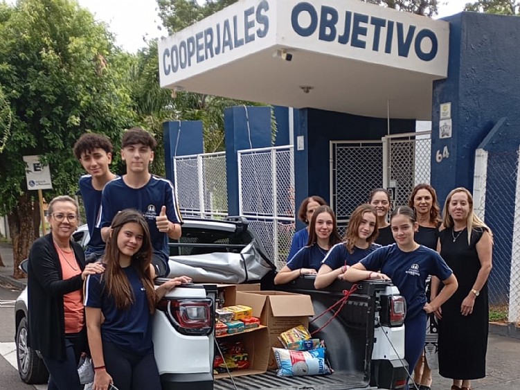Alunos da Cooperjales Objetivo doam mais de 300kg de alimentos para Santa Casa de Jales