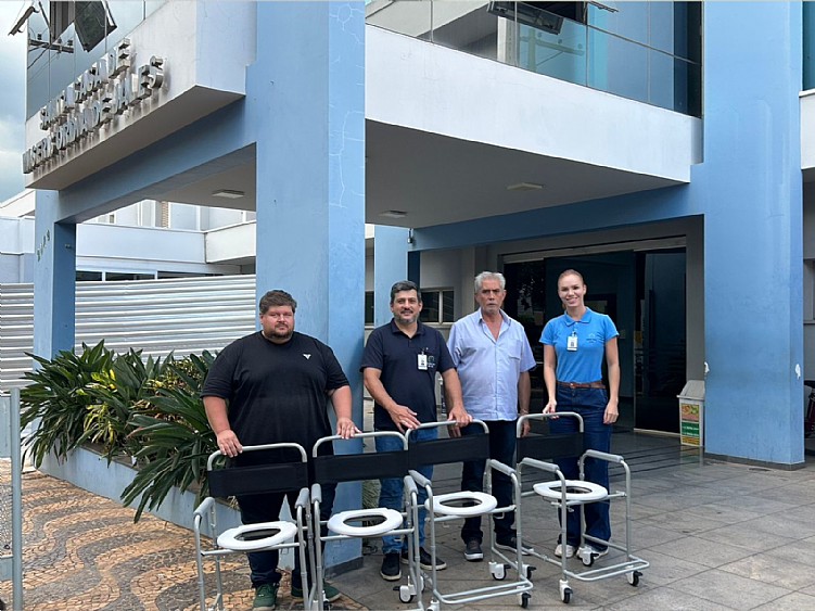 Rotary de Jales Grandes Lagos e Bermac doam cadeiras de banho para Santa Casa de Jales
