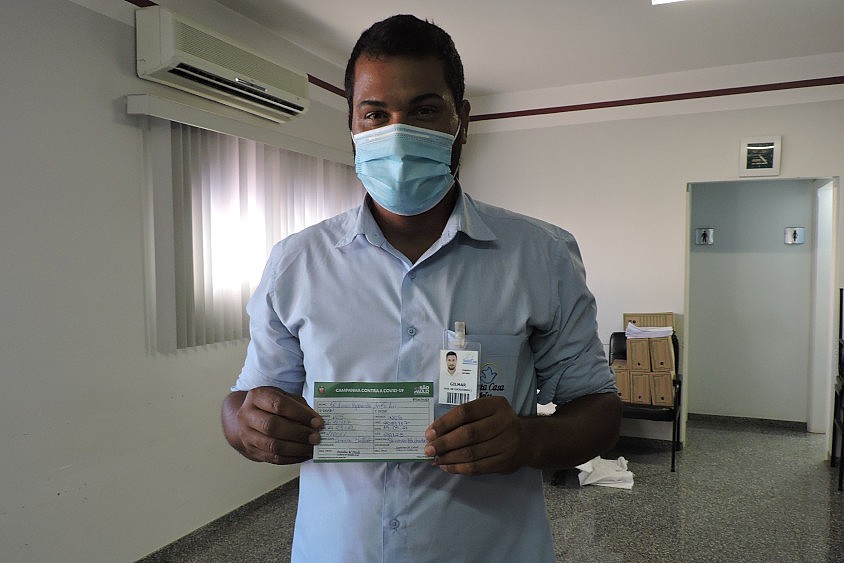 Colaboradores do setor administrativo da Santa Casa de Misericórdia de Jales recebem segunda dose da vacina contra a COVID-19