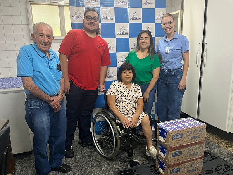 Moradora de Jales doa litros de leite para Santa Casa como presente solidário do aniversário
