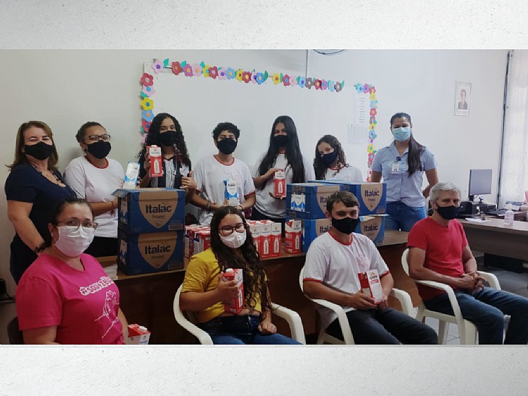 Solidariedade: Alunos da escola Zélia de Lourdes de Pontalinda doam leite para Santa Casa de Jales