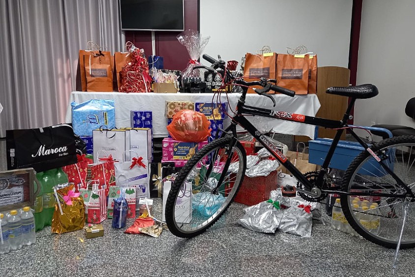 Colaboradores da Santa Casa de Jales participam da ação “Natal Especial e recebem brindes doados pelo comércio