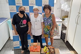 Amigas realizam doação de alimentos para a Santa Casa de Jales