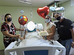 Paciente que realiza tratamento pós-covid-19 recebe celebração surpresa no dia de seu aniversário