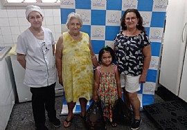 Criança de 4 anos realiza a doação de tampinhas para o Projeto “Santa Tampinha da Santa Casa de Jales