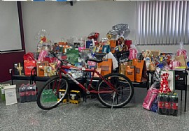 Colaboradores da Santa Casa de Jales recebem brindes da ação “Natal Especial