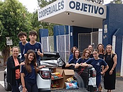 Alunos da Cooperjales Objetivo doam mais de 300kg de alimentos para Santa Casa de Jales