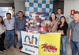 Santa Casa de Jales recebe doação de mantas da Campanha do Agasalho por meio da SABESP e da Rádio Antena 102FM