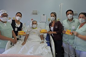 Paciente comove equipe da enfermagem da Santa Casa de Misericórdia de Jales ao agradecer com presentes